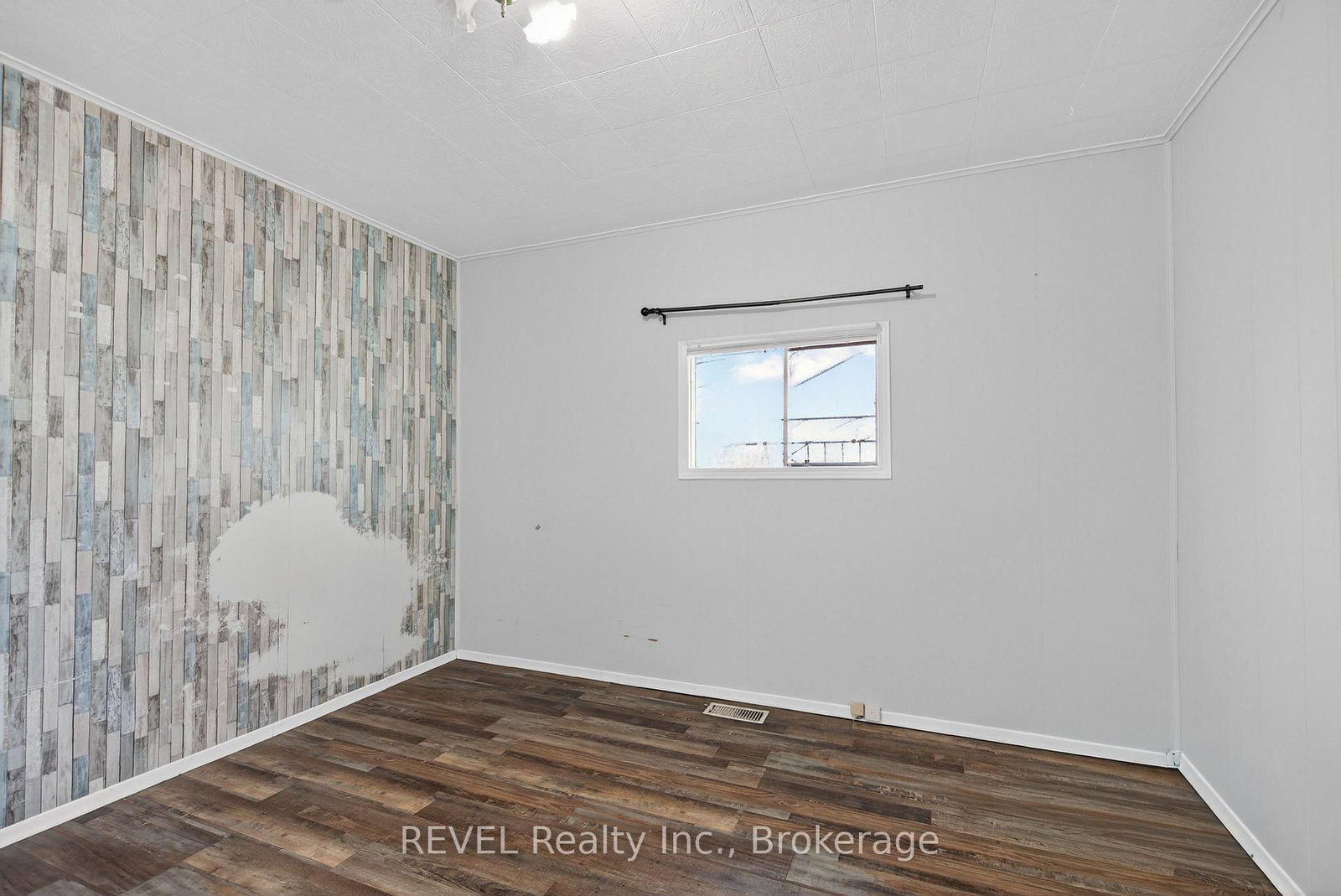 Detached House for sale at 15 Vera Street, St. Catharines, Ontario, L2S 1C3 - Western Hill - MLS: X12981098