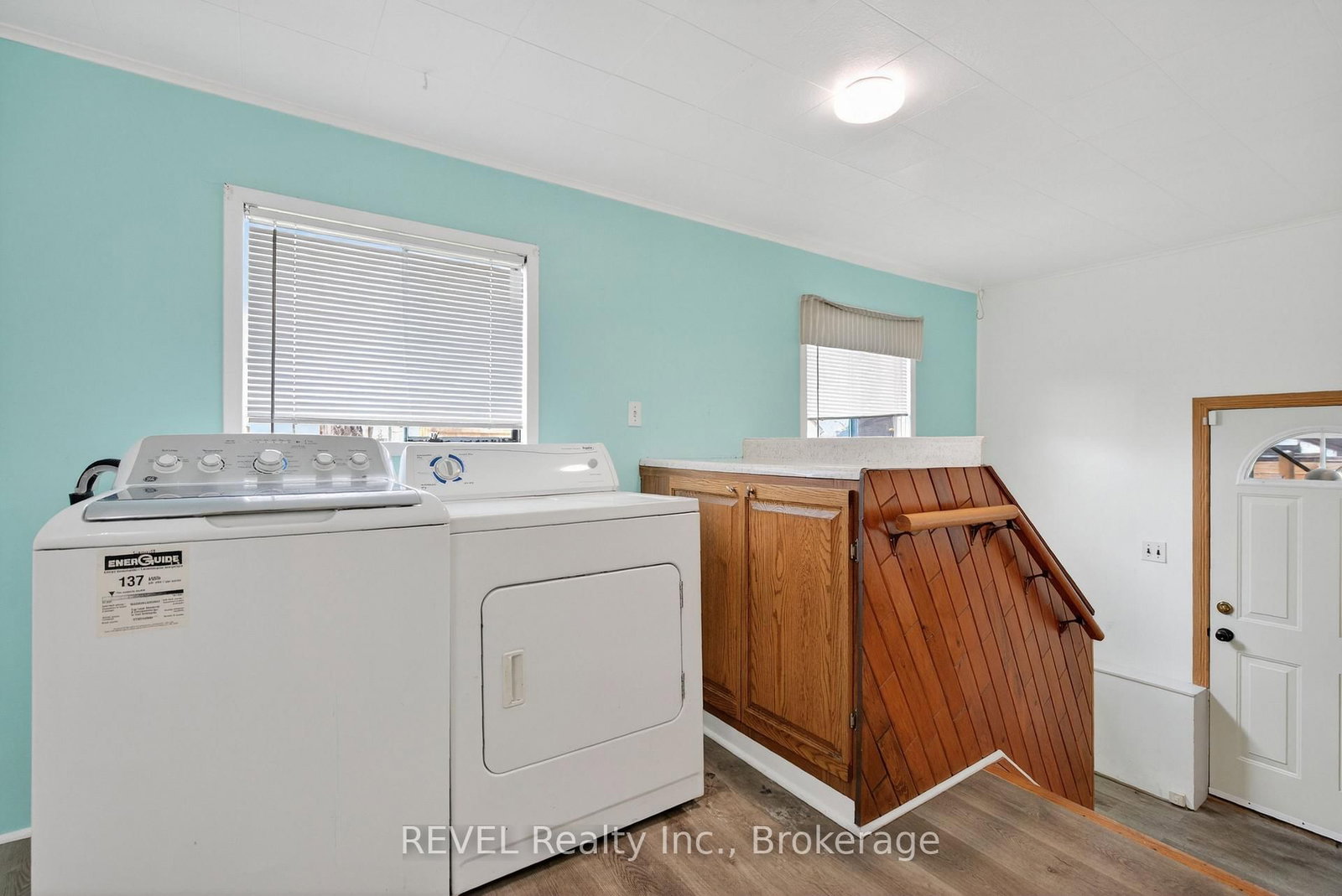 Detached House for sale at 15 Vera Street, St. Catharines, Ontario, L2S 1C3 - Western Hill - MLS: X12981098