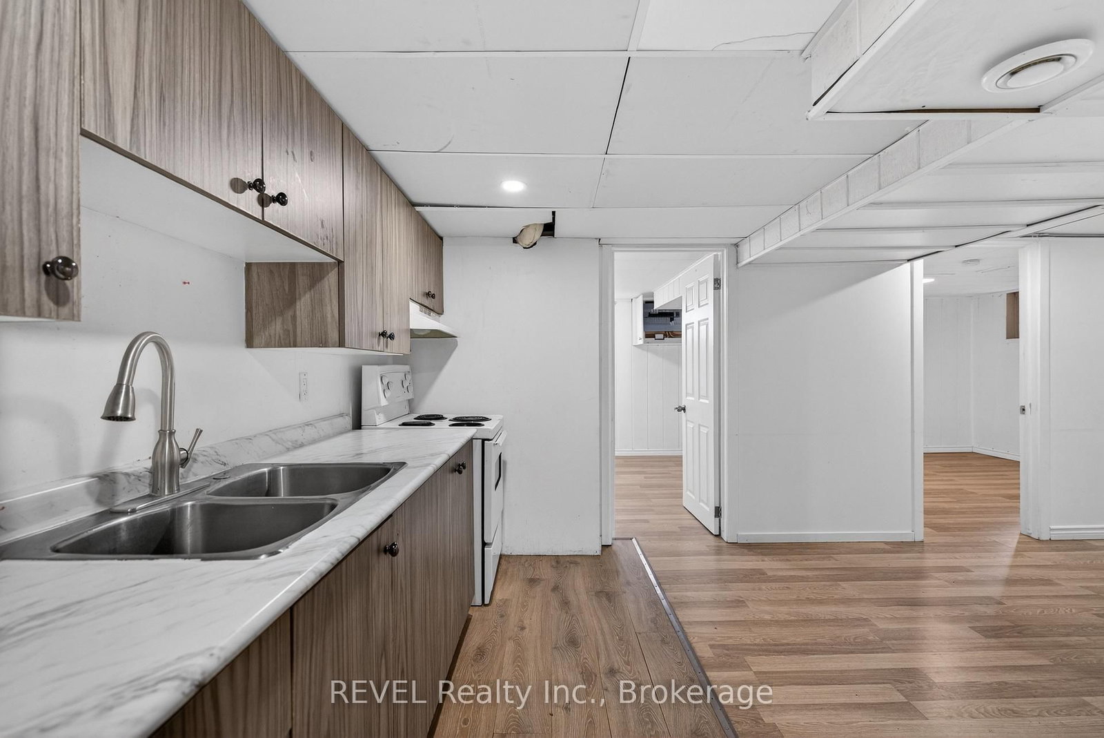 Detached House for sale at 15 Vera Street, St. Catharines, Ontario, L2S 1C3 - Western Hill - MLS: X12981098