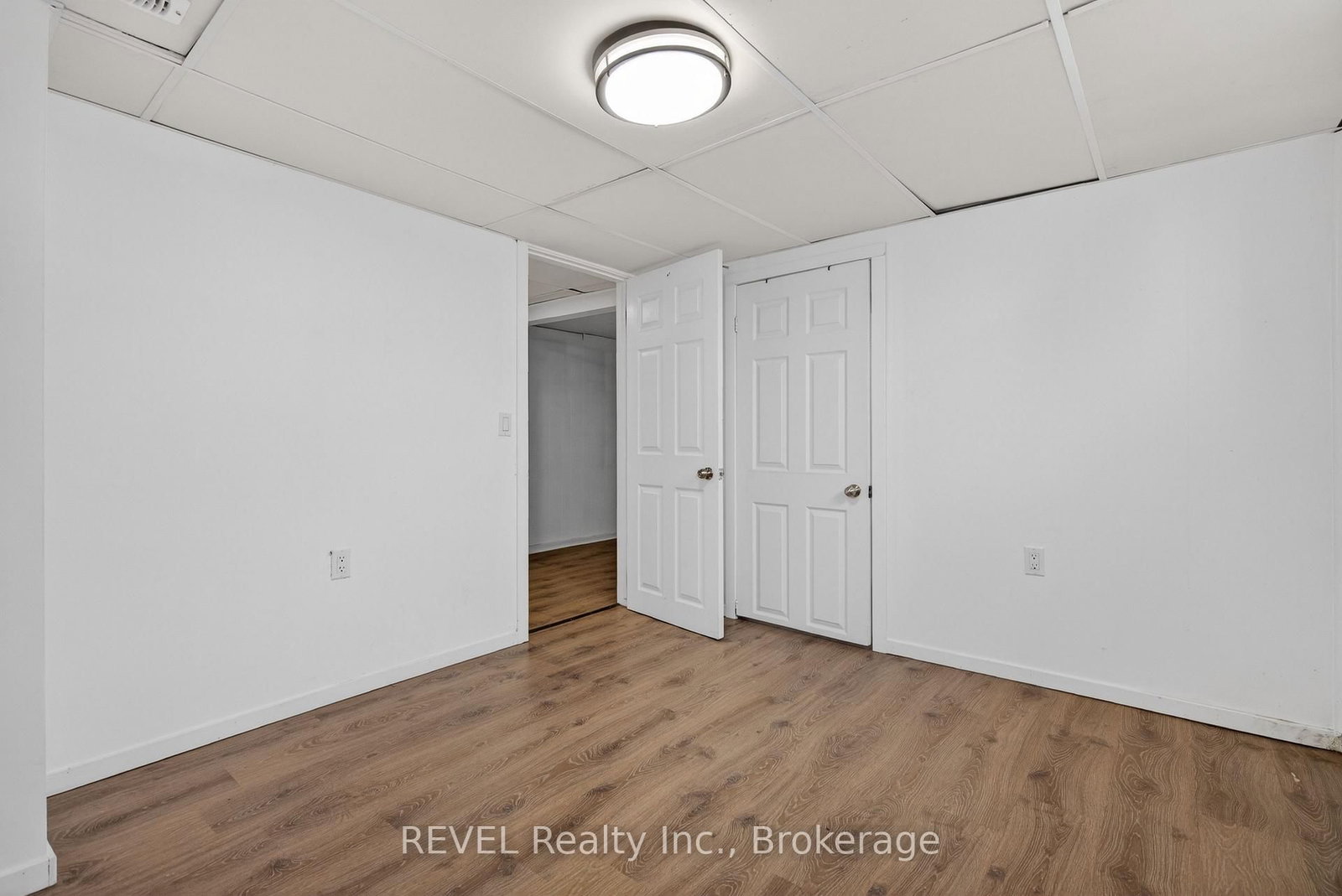 Detached House for sale at 15 Vera Street, St. Catharines, Ontario, L2S 1C3 - Western Hill - MLS: X12981098