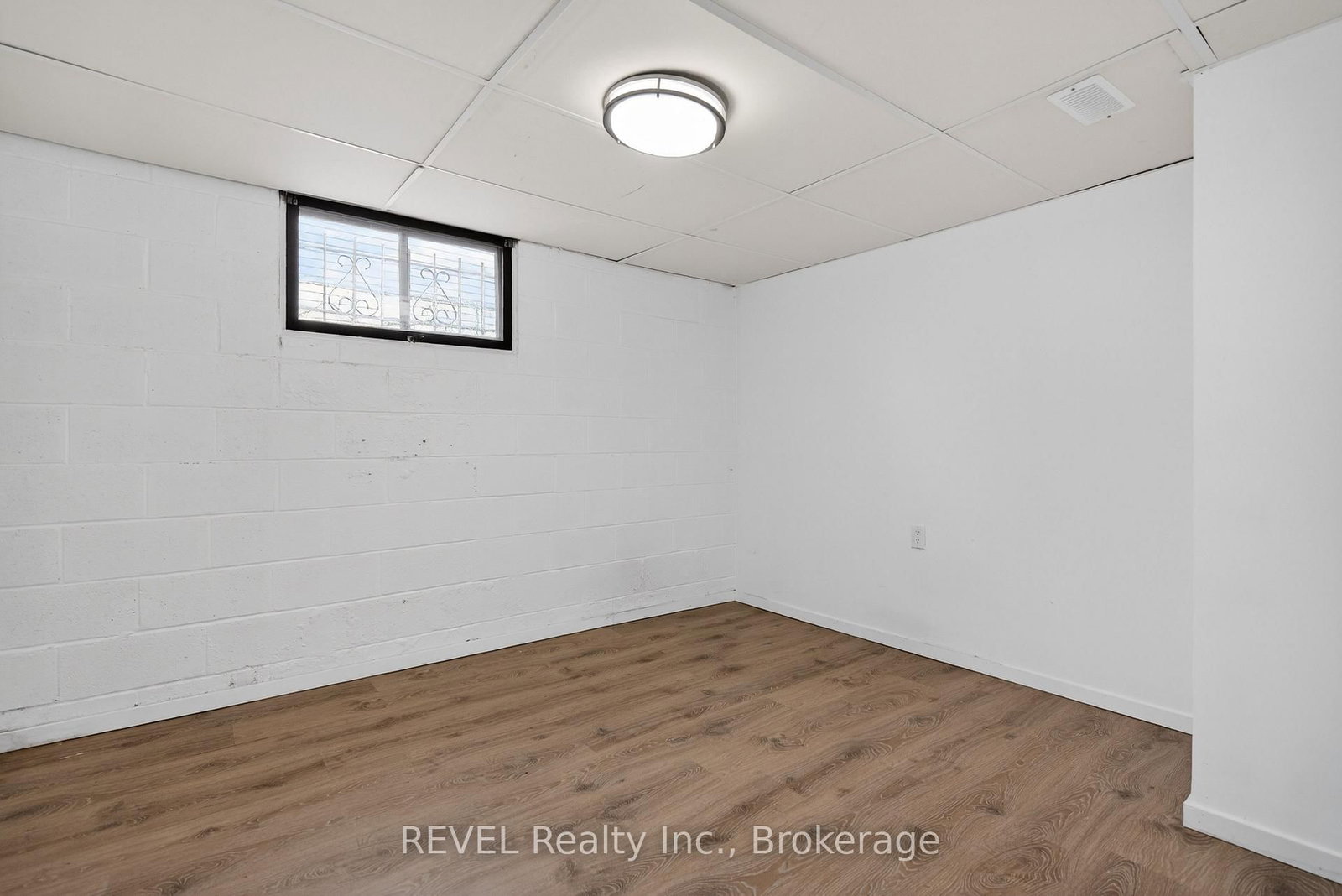 Detached House for sale at 15 Vera Street, St. Catharines, Ontario, L2S 1C3 - Western Hill - MLS: X12981098