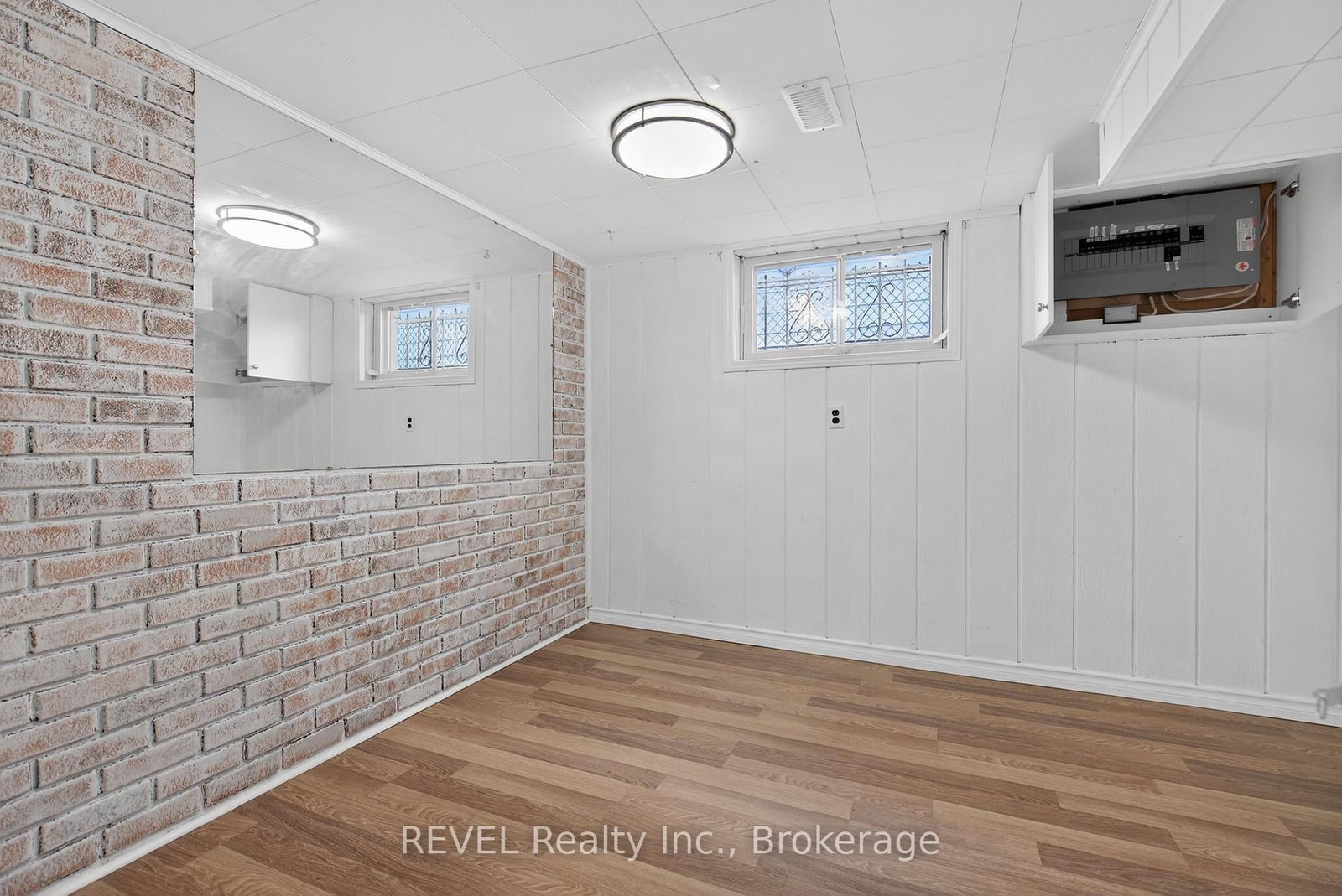 Detached House for sale at 15 Vera Street, St. Catharines, Ontario, L2S 1C3 - Western Hill - MLS: X12981098