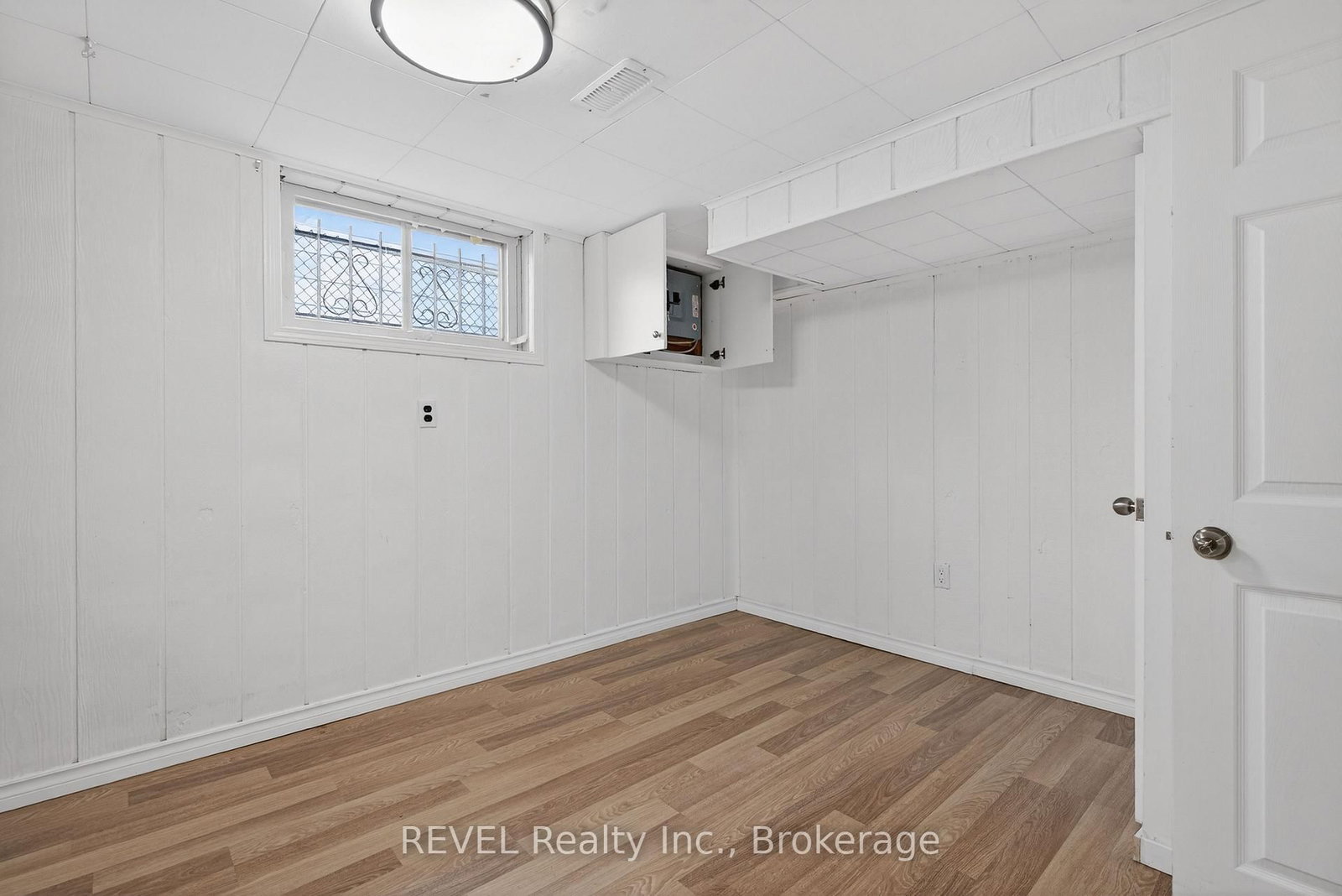 Detached House for sale at 15 Vera Street, St. Catharines, Ontario, L2S 1C3 - Western Hill - MLS: X12981098