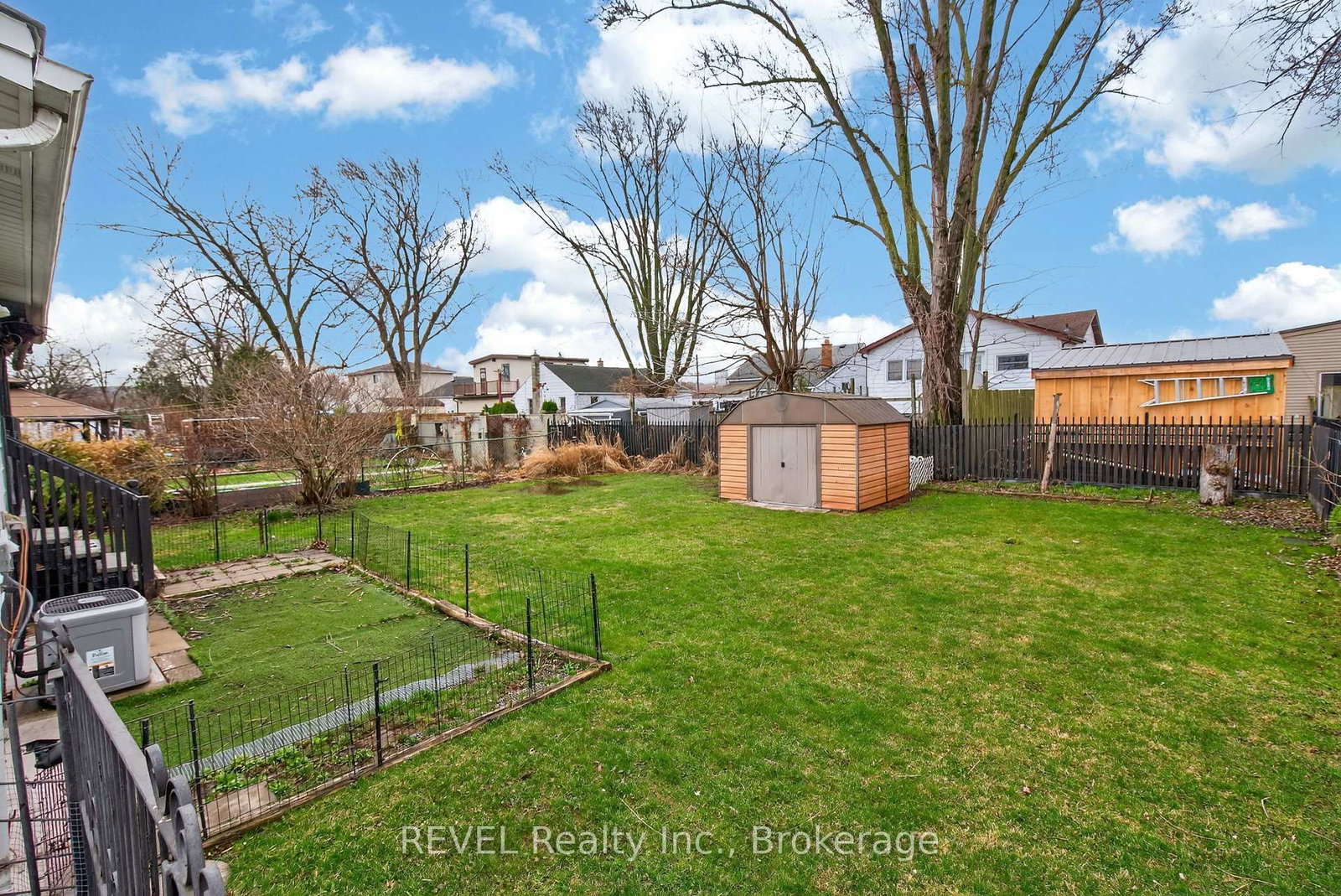 Detached House for sale at 15 Vera Street, St. Catharines, Ontario, L2S 1C3 - Western Hill - MLS: X12981098