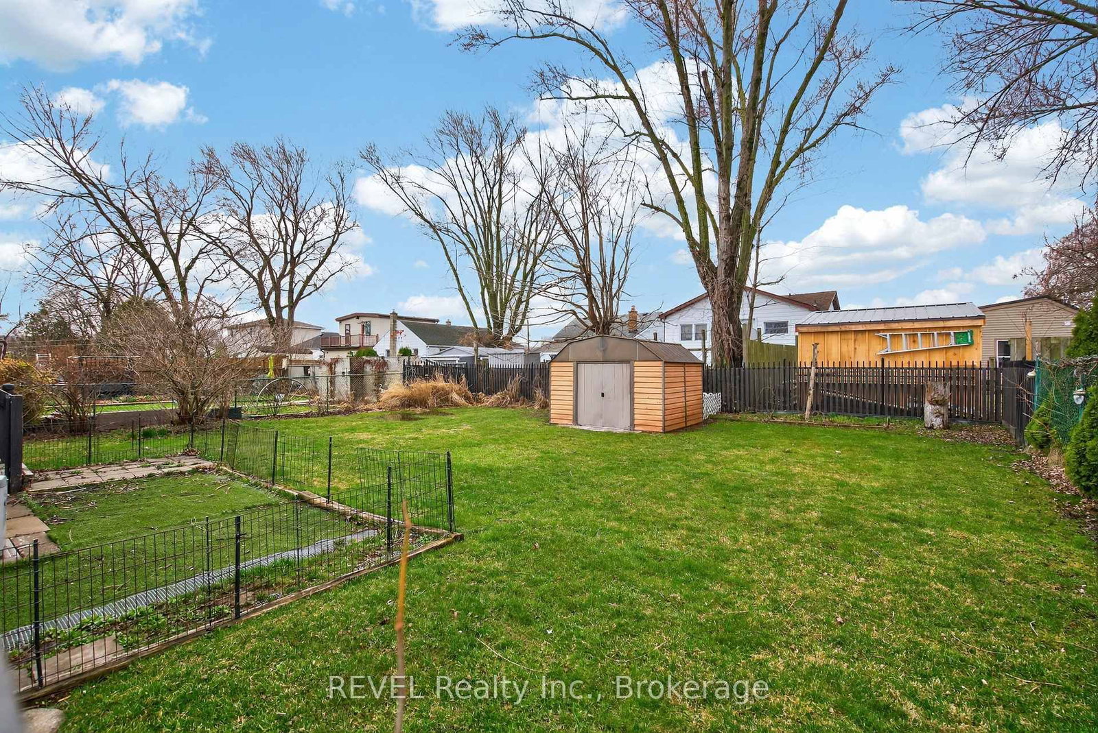 Detached House for sale at 15 Vera Street, St. Catharines, Ontario, L2S 1C3 - Western Hill - MLS: X12981098