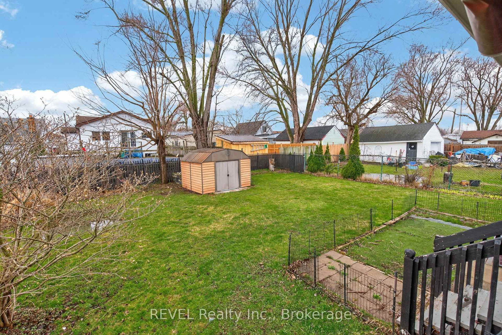 Detached House for sale at 15 Vera Street, St. Catharines, Ontario, L2S 1C3 - Western Hill - MLS: X12981098