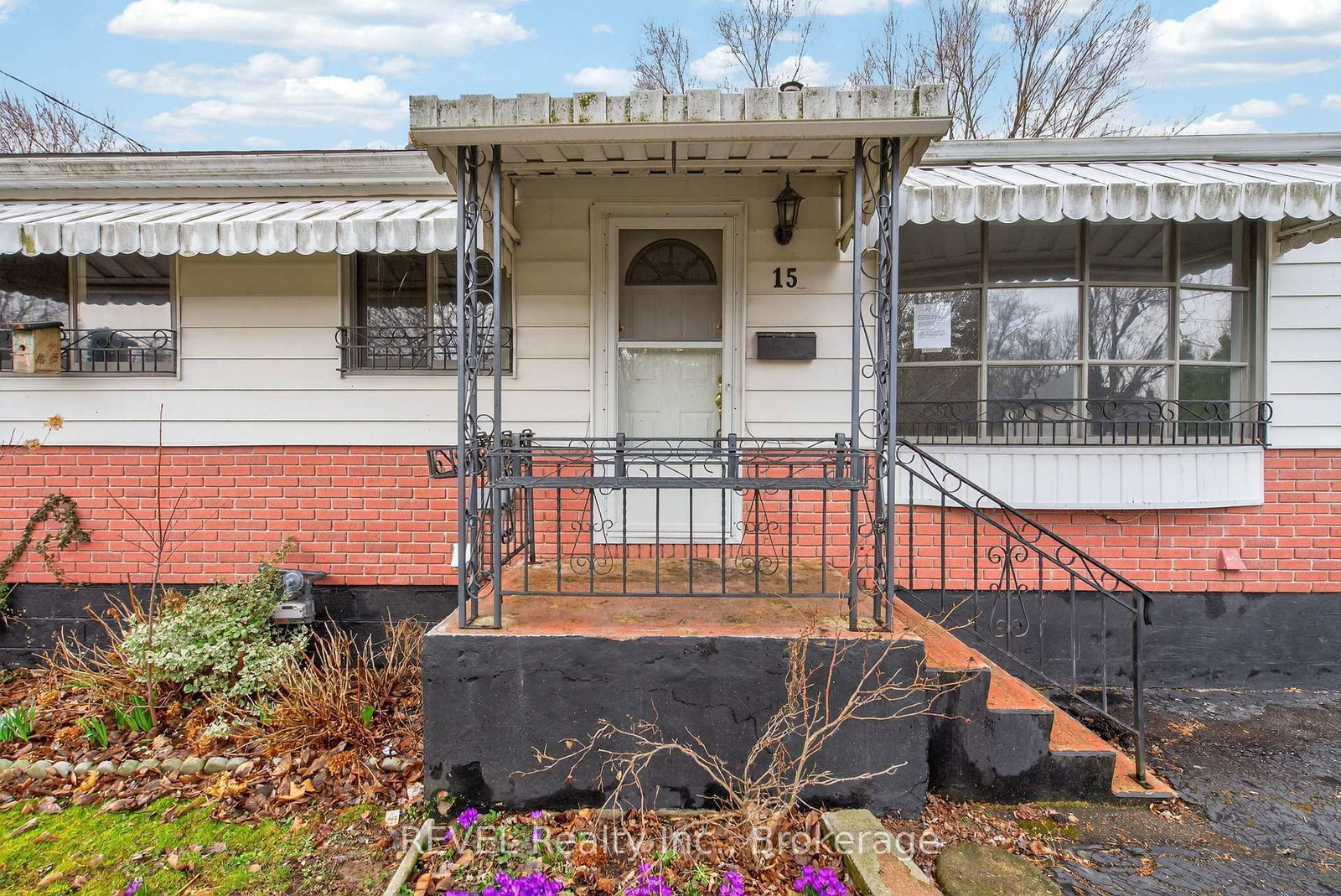 Detached House for sale at 15 Vera Street, St. Catharines, Ontario, L2S 1C3 - Western Hill - MLS: X12981098