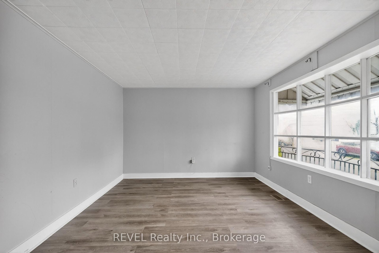 Detached House for sale at 15 Vera Street, St. Catharines, Ontario, L2S 1C3 - Western Hill - MLS: X12981098