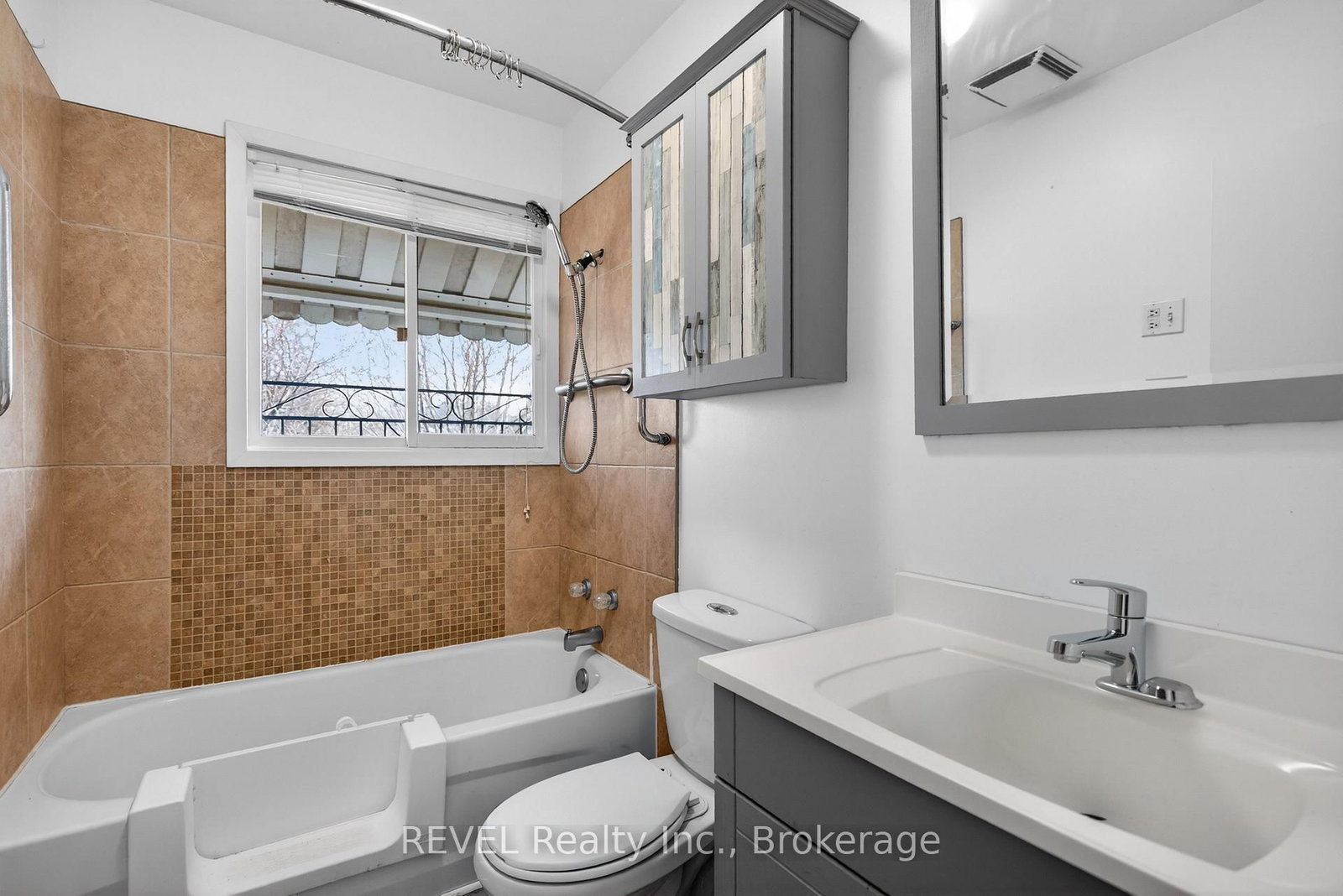 Detached House for sale at 15 Vera Street, St. Catharines, Ontario, L2S 1C3 - Western Hill - MLS: X12981098