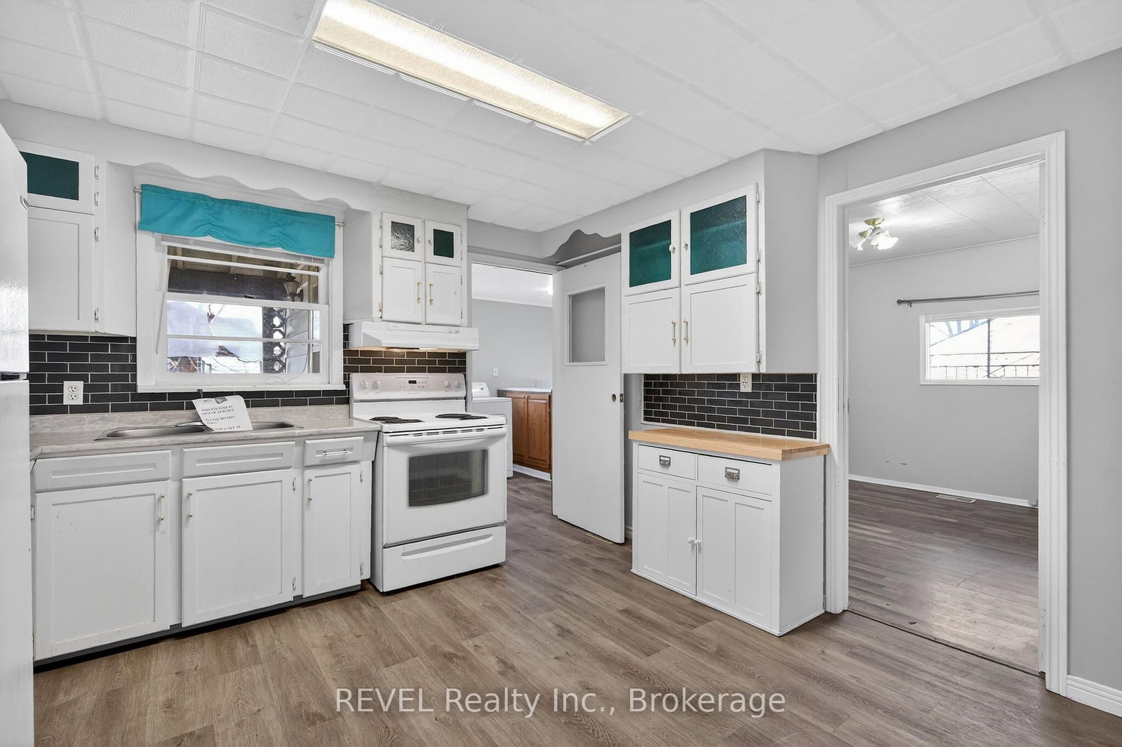 Detached House for sale at 15 Vera Street, St. Catharines, Ontario, L2S 1C3 - Western Hill - MLS: X12981098