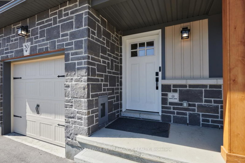 30 WHITCOMB Cres, Smiths Falls, K7A 0C2 | Image 2