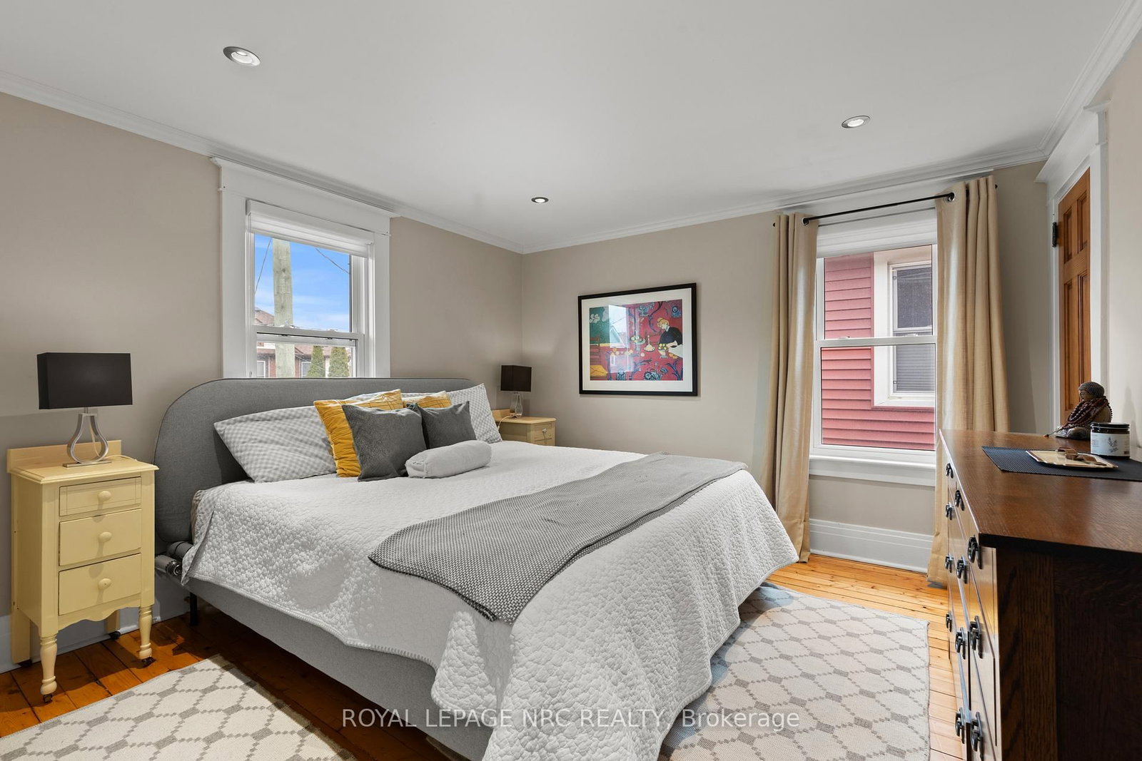 Detached House for sale at 51 Chaplin Avenue, St. Catharines, Ontario, L2R 2E4 - Downtown - MLS: X12981638