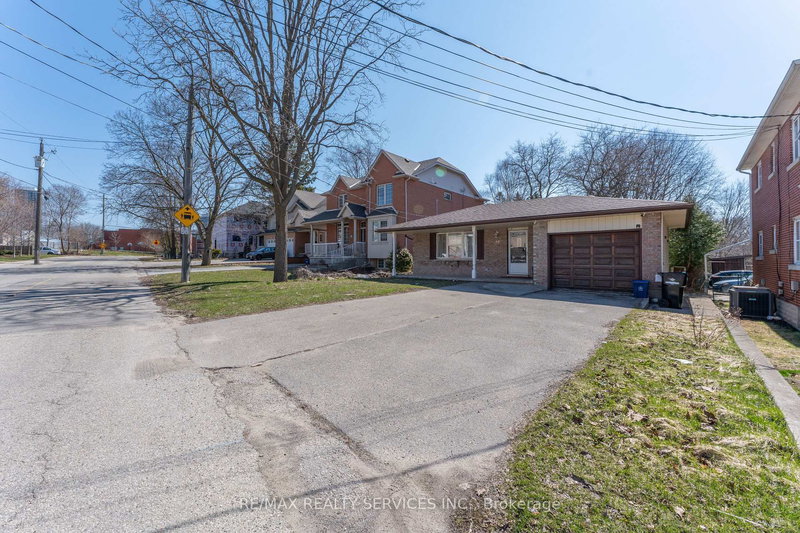 94 Gage Ave, Kitchener, N2G 2E2 | Image 2