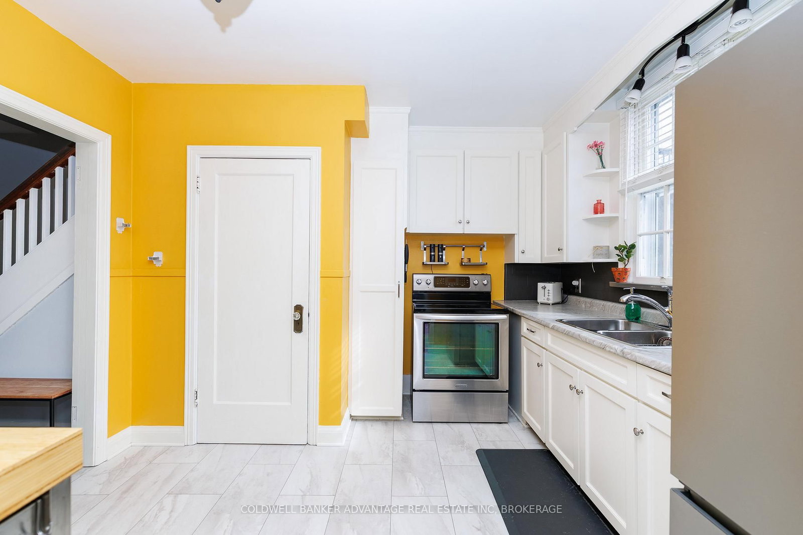 Detached House for sale at 6 BRUCE Street, St. Catharines, Ontario, L2R 5S6 - Downtown - MLS: X12982002