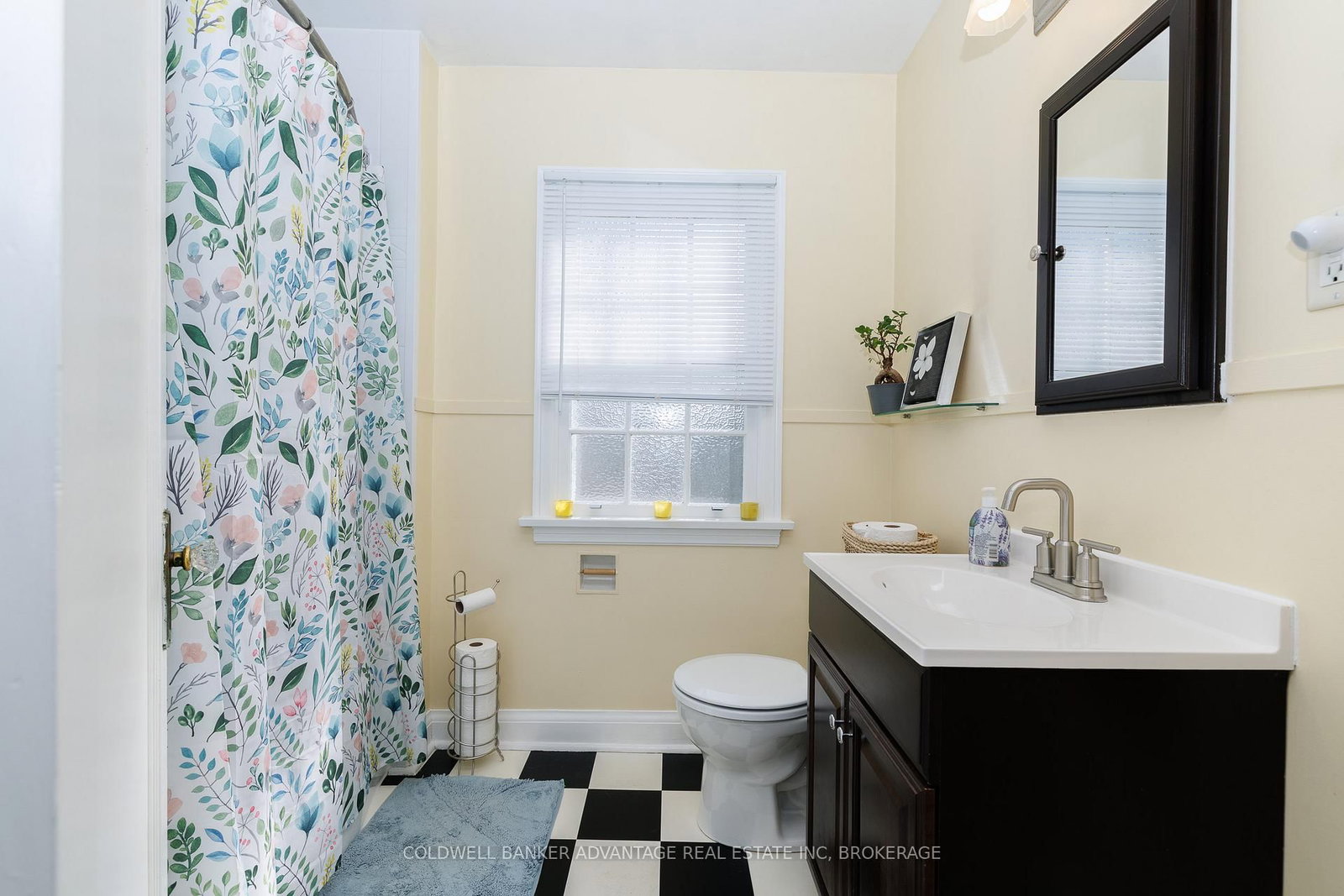 Detached House for sale at 6 BRUCE Street, St. Catharines, Ontario, L2R 5S6 - Downtown - MLS: X12982002