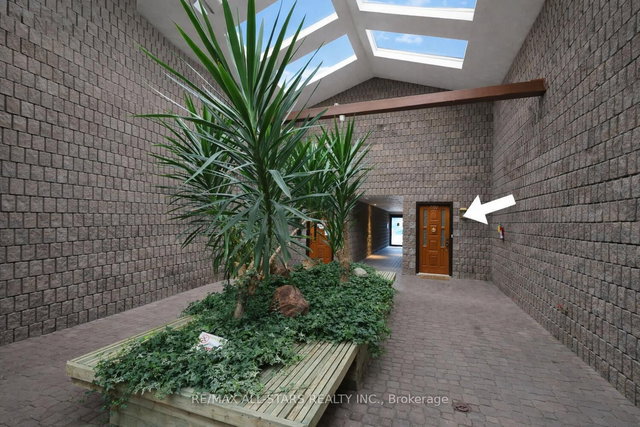 602 - 200 East Street S