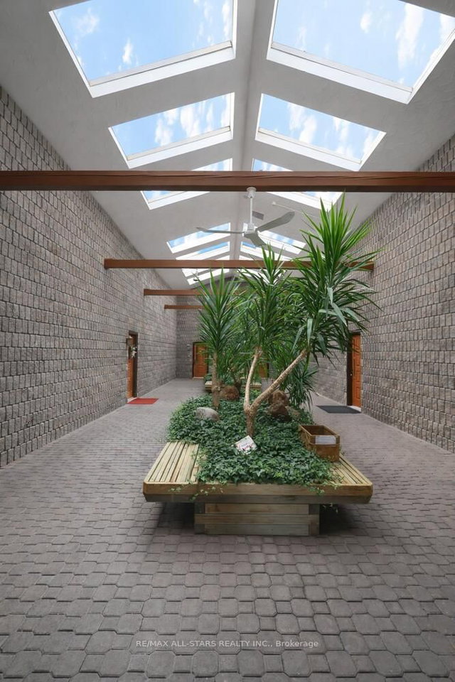 602 - 200 East Street S