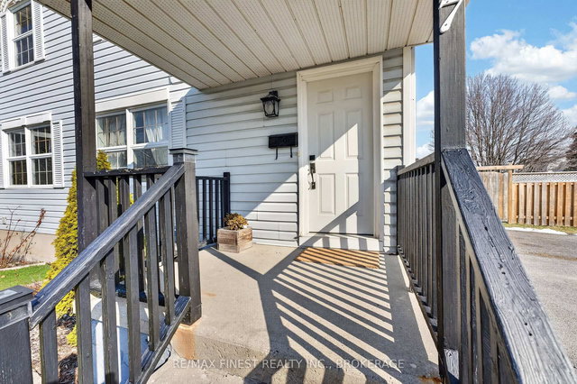 907 Warburton Crescent