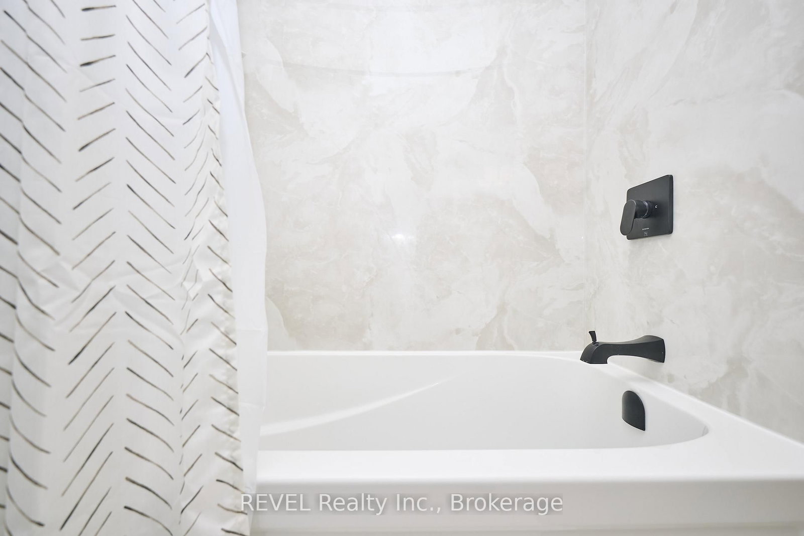 Detached House for sale at 190 Willson Road, Welland, Ontario, L3C 2T6 - Prince Charles - MLS: X12982860