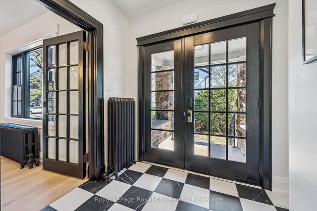 87 University Avenue W