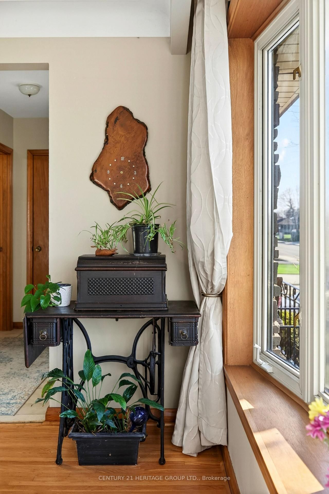 Detached House for sale at 98 Cameo Avenue, Hamilton, Ontario, L8V 2H3 - Macassa - MLS: X12983406