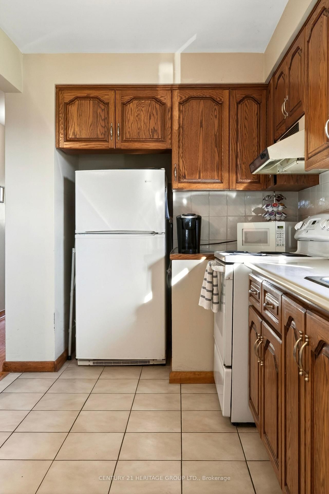 Detached House for sale at 98 Cameo Avenue, Hamilton, Ontario, L8V 2H3 - Macassa - MLS: X12983406