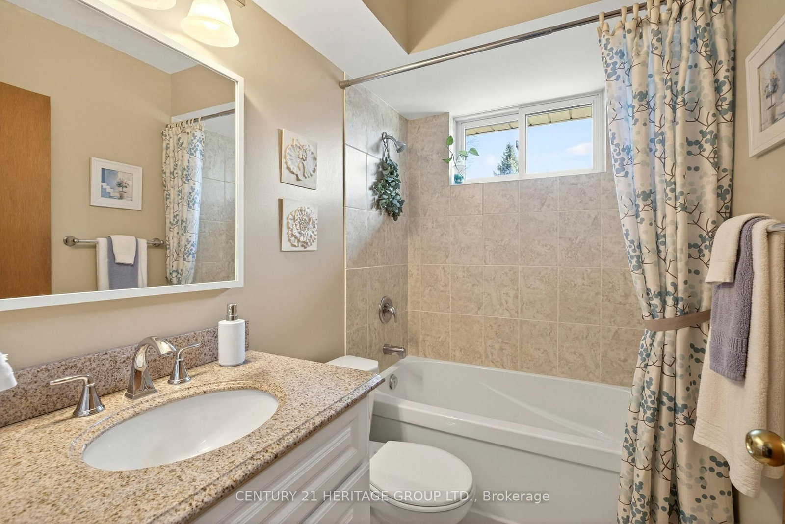 Detached House for sale at 98 Cameo Avenue, Hamilton, Ontario, L8V 2H3 - Macassa - MLS: X12983406