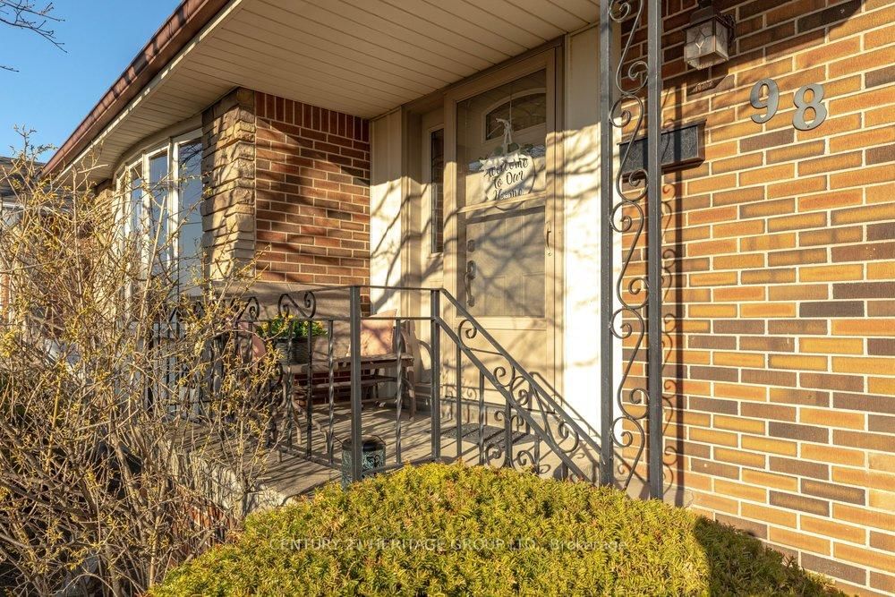 Detached House for sale at 98 Cameo Avenue, Hamilton, Ontario, L8V 2H3 - Macassa - MLS: X12983406