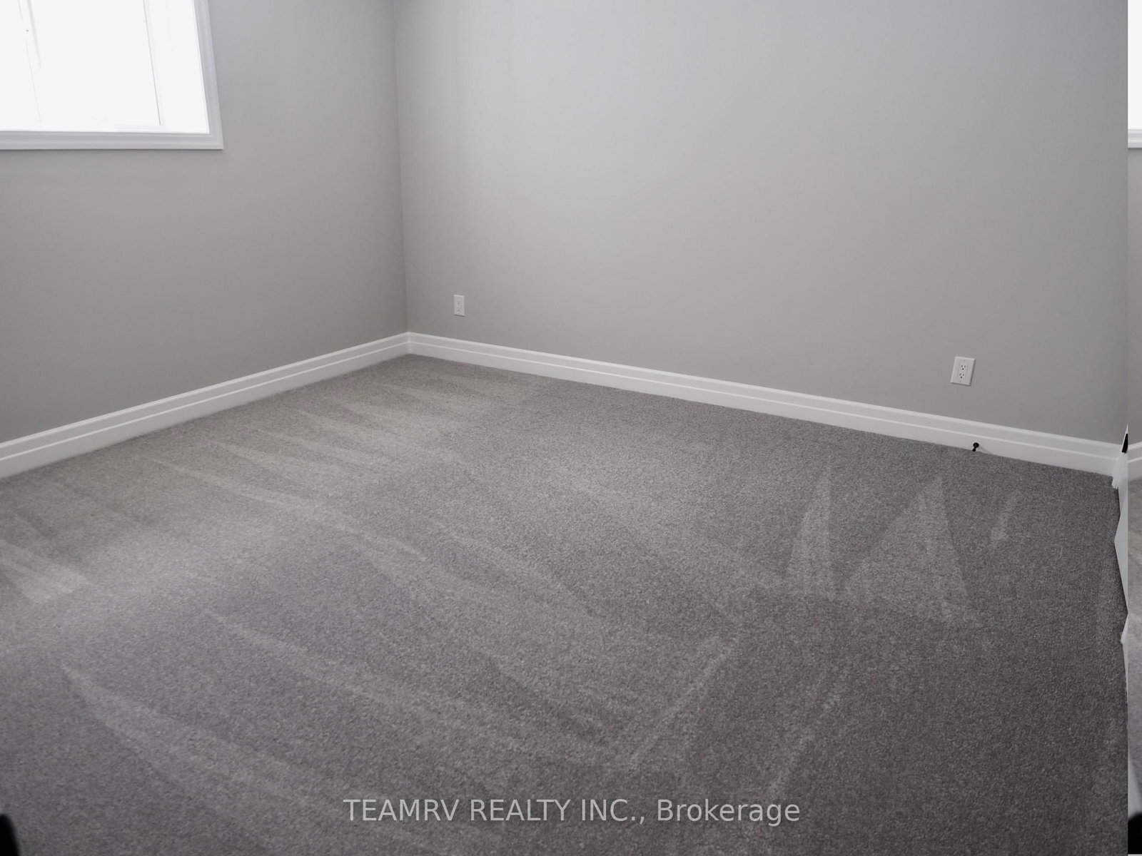 11 Sycamore Drive • Tillsonburg, ON photo 9