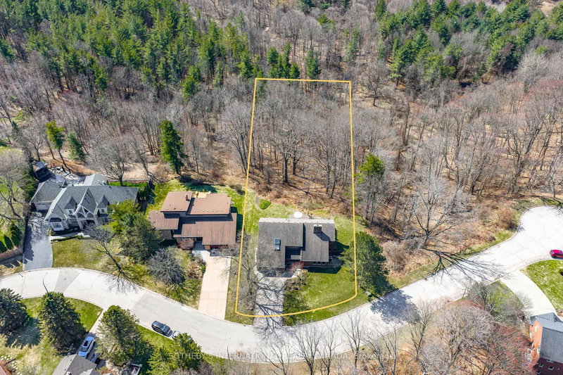 20 Ridgeview Crt, Hamilton, L9G 3X9 | Image 2