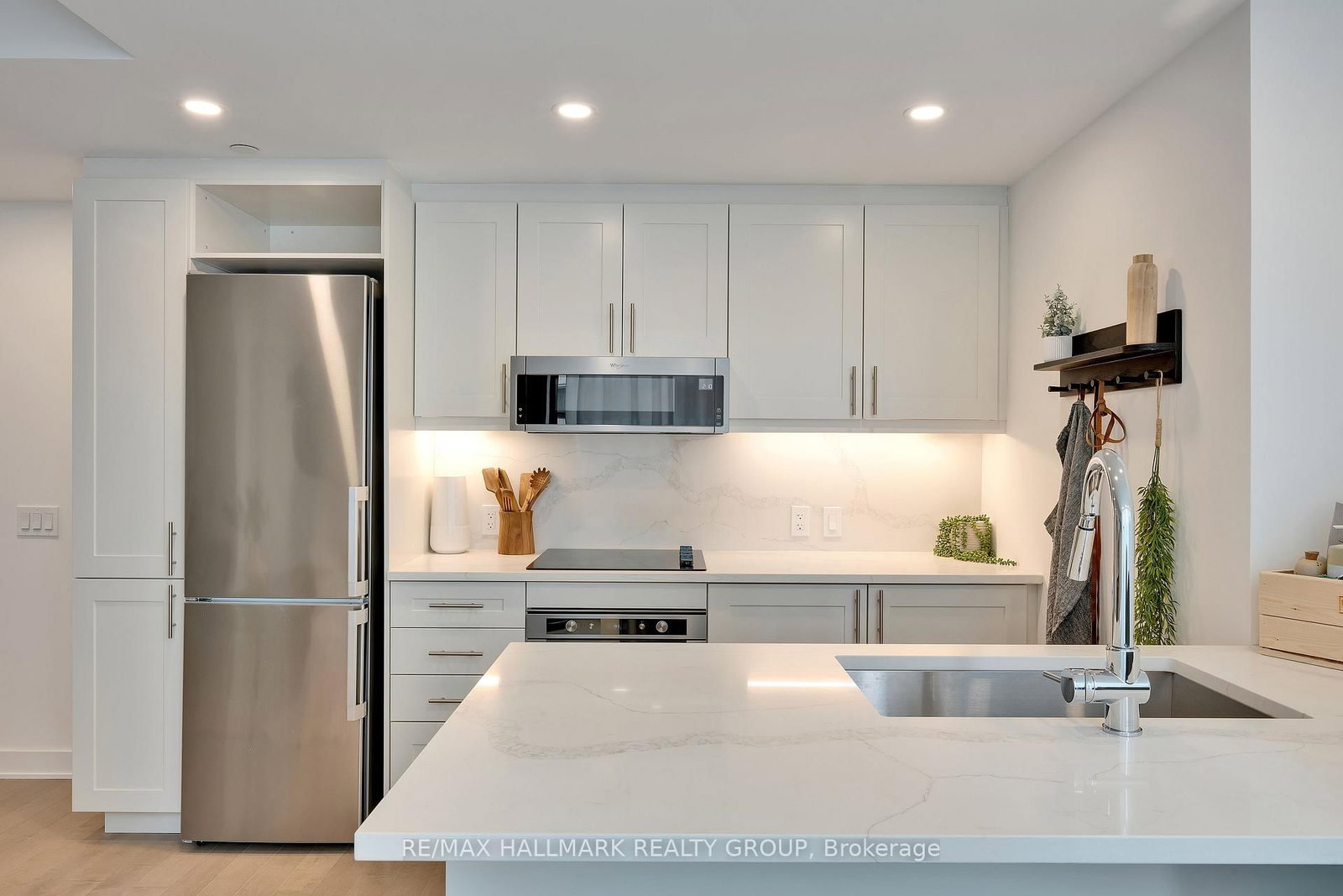 340 Queen Street, Unit 406 - Photo 17