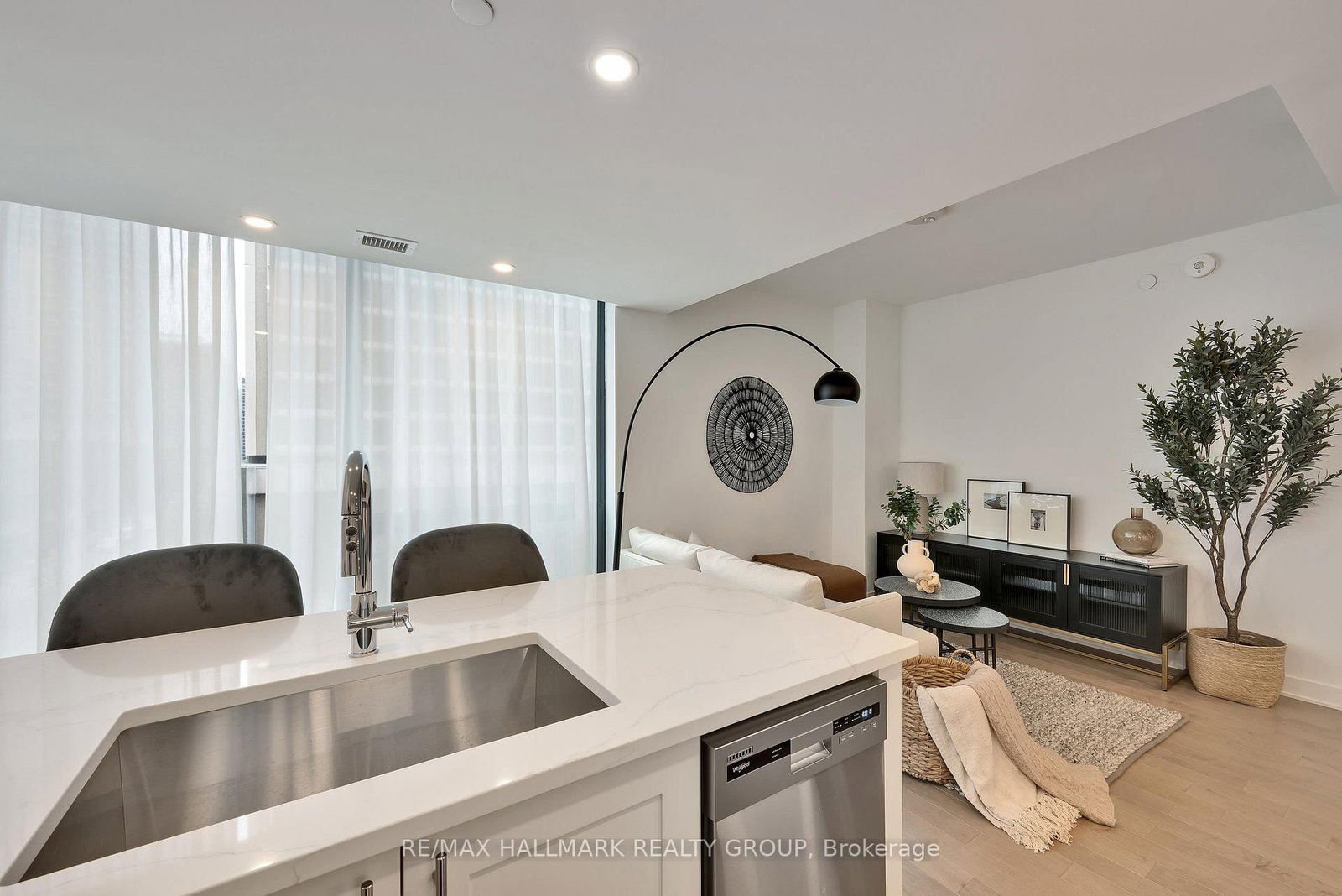 340 Queen Street, Unit 406 - Photo 18