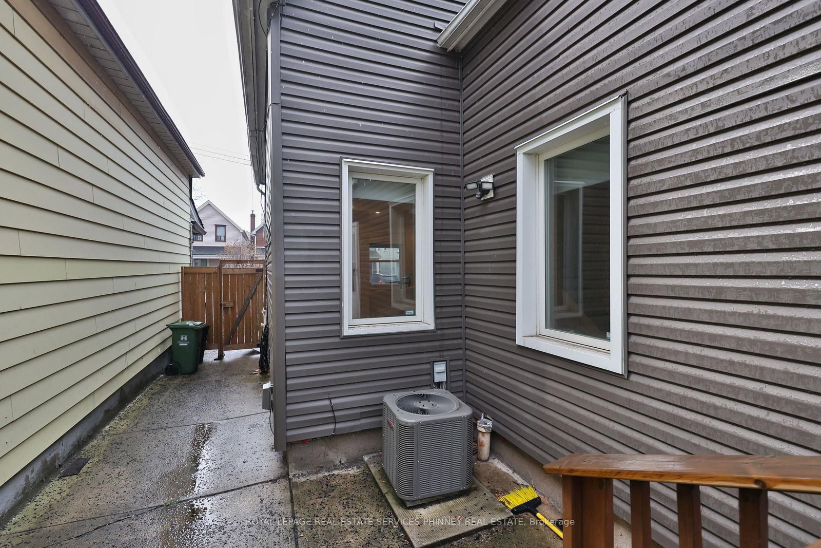 Detached House for sale at 88 Chestnut Avenue, Hamilton, Ontario, L8L 6K9 - Gibson - MLS: X12984912