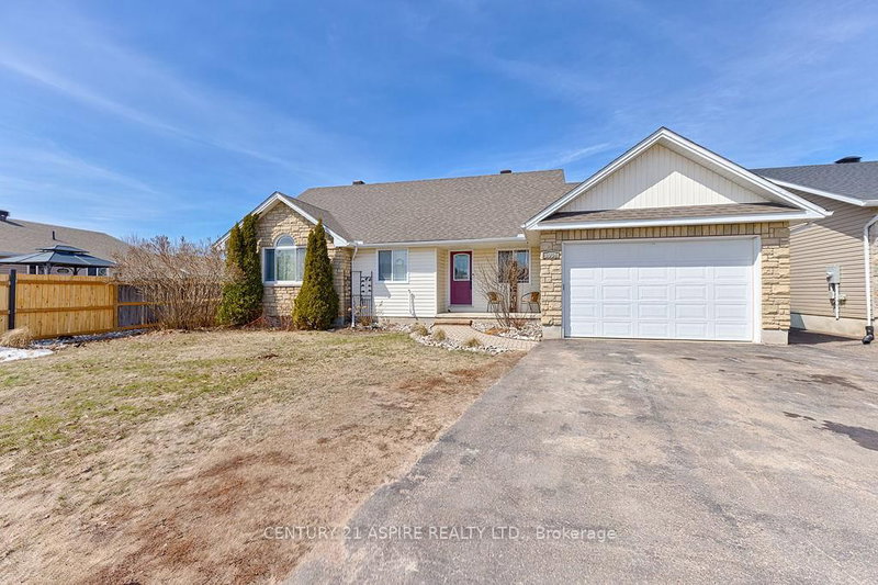 1034 Limestone Tr, Petawawa, K8H 0A5 | Image 2