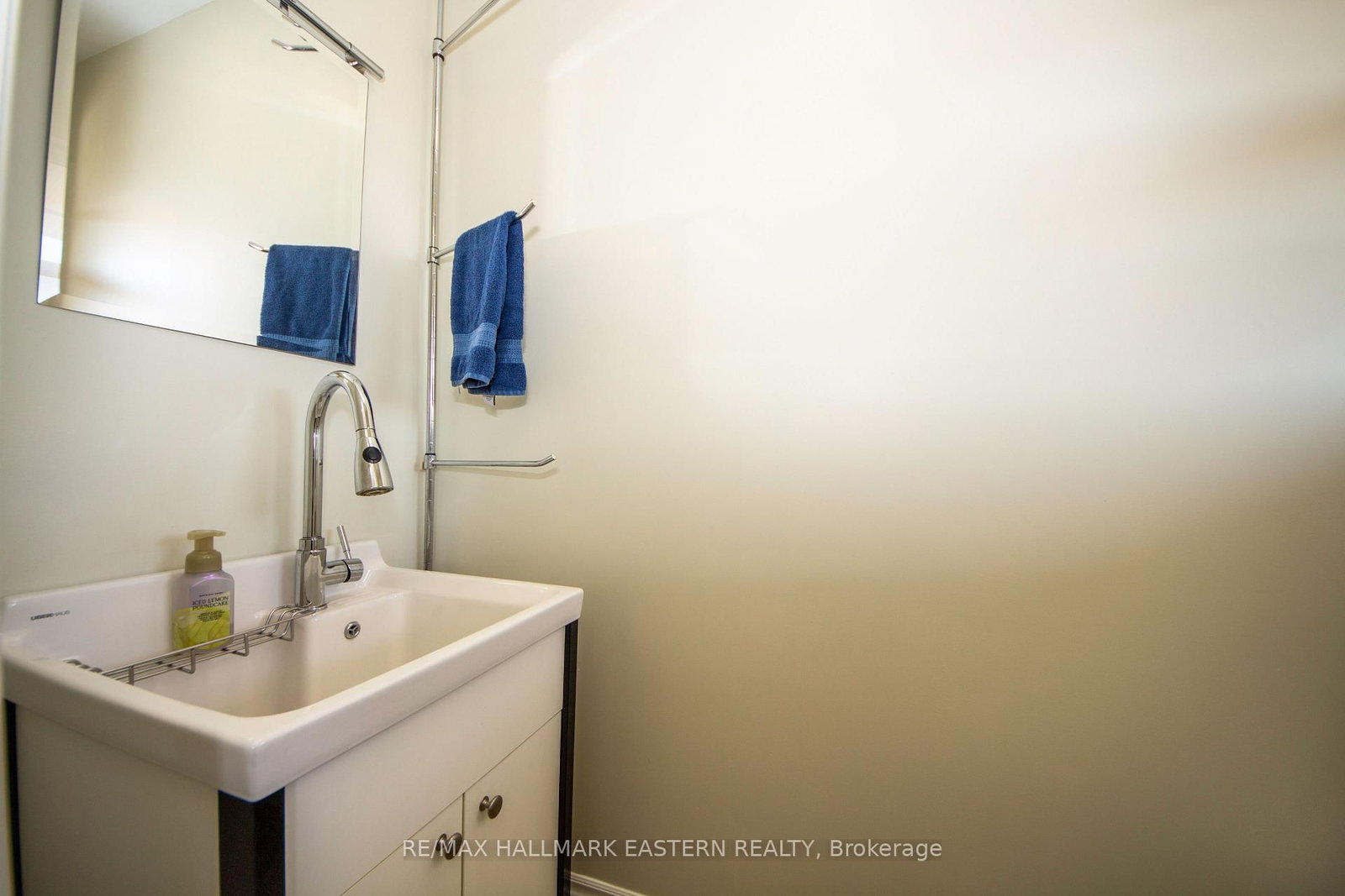 Detached House for sale at 523 Mcmaster Road, Quinte West, Ontario, K8V 0N5 - Murray Ward - MLS: X12985004