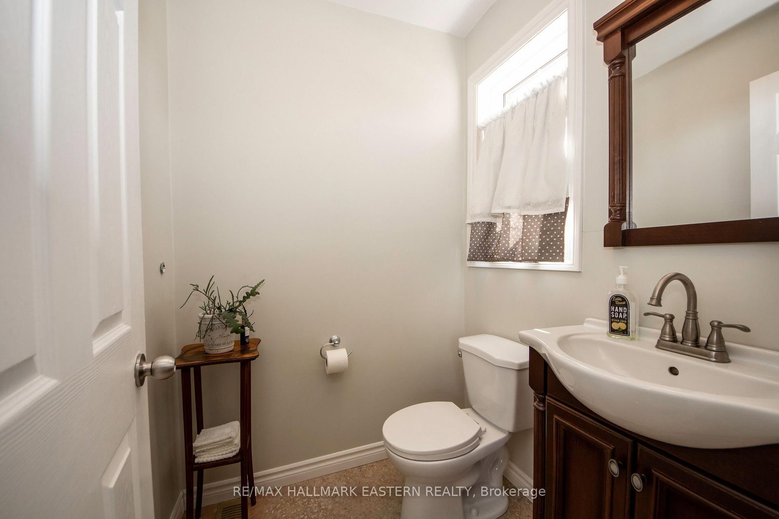 Detached House for sale at 523 Mcmaster Road, Quinte West, Ontario, K8V 0N5 - Murray Ward - MLS: X12985004