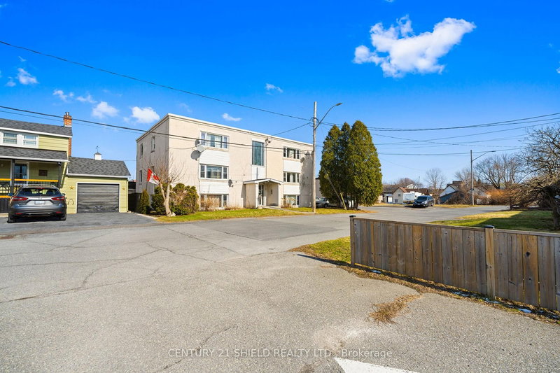 619 Ridley Ave, Cornwall, K6J 3V6 | Image 2