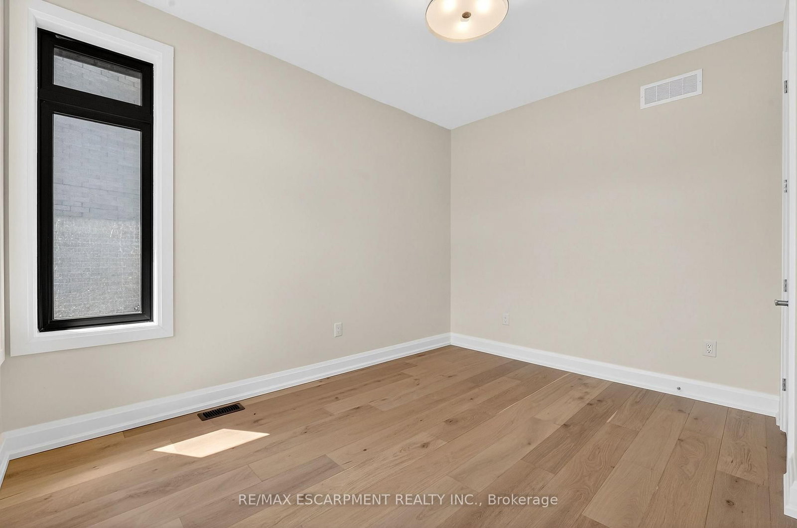 6192 Curlin Crescent • Niagara Falls, ON photo 5