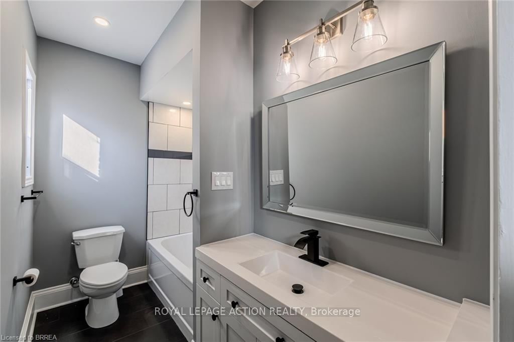 Detached House for sale at 42 East 31st Street, Hamilton, Ontario, L8V 3N7 - Raleigh - MLS: X12985322