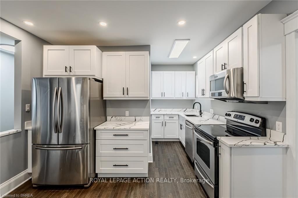 Detached House for sale at 42 East 31st Street, Hamilton, Ontario, L8V 3N7 - Raleigh - MLS: X12985322