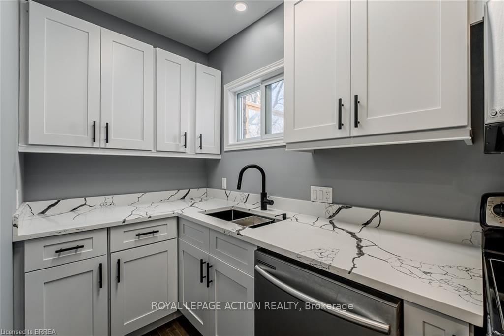 Detached House for sale at 42 East 31st Street, Hamilton, Ontario, L8V 3N7 - Raleigh - MLS: X12985322