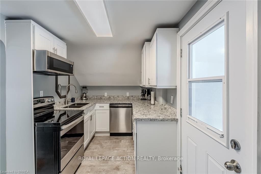 Detached House for sale at 42 East 31st Street, Hamilton, Ontario, L8V 3N7 - Raleigh - MLS: X12985322