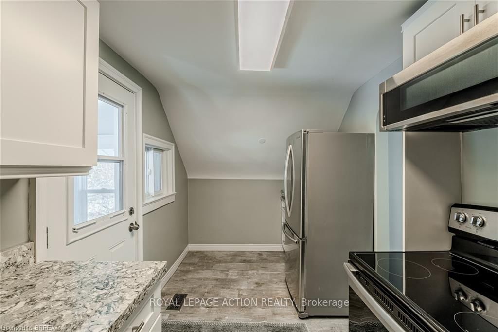 Detached House for sale at 42 East 31st Street, Hamilton, Ontario, L8V 3N7 - Raleigh - MLS: X12985322