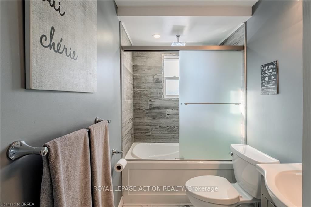 Detached House for sale at 42 East 31st Street, Hamilton, Ontario, L8V 3N7 - Raleigh - MLS: X12985322