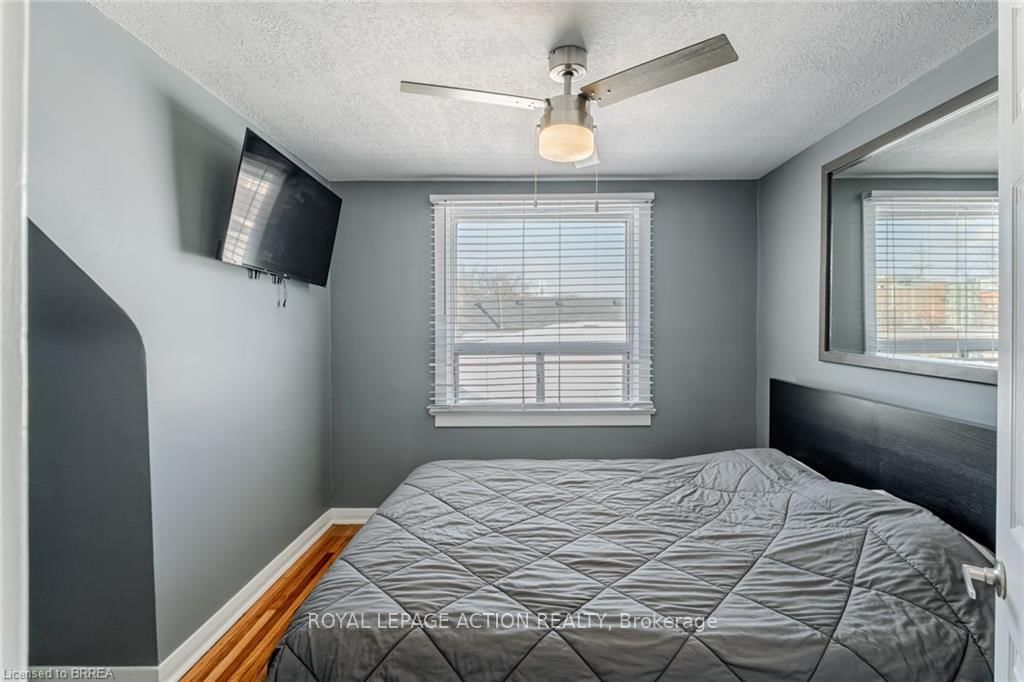 Detached House for sale at 42 East 31st Street, Hamilton, Ontario, L8V 3N7 - Raleigh - MLS: X12985322