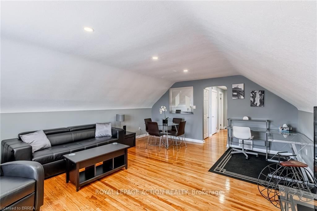 Detached House for sale at 42 East 31st Street, Hamilton, Ontario, L8V 3N7 - Raleigh - MLS: X12985322