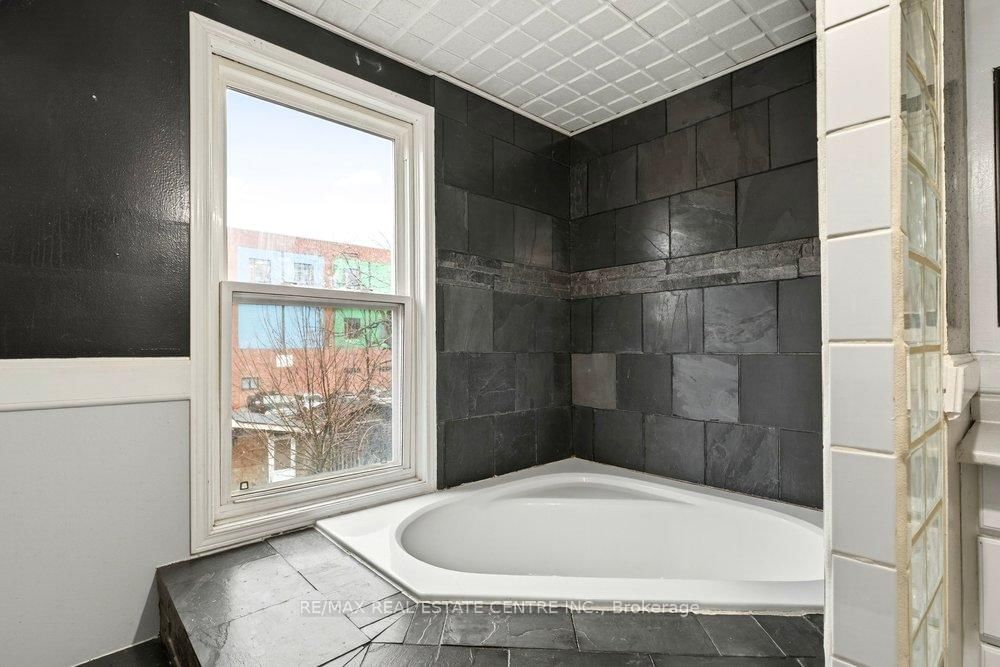 Detached House for sale at 23 Frederick Avenue, Hamilton, Ontario, L8H 4K1 - Crown Point - MLS: X12985402