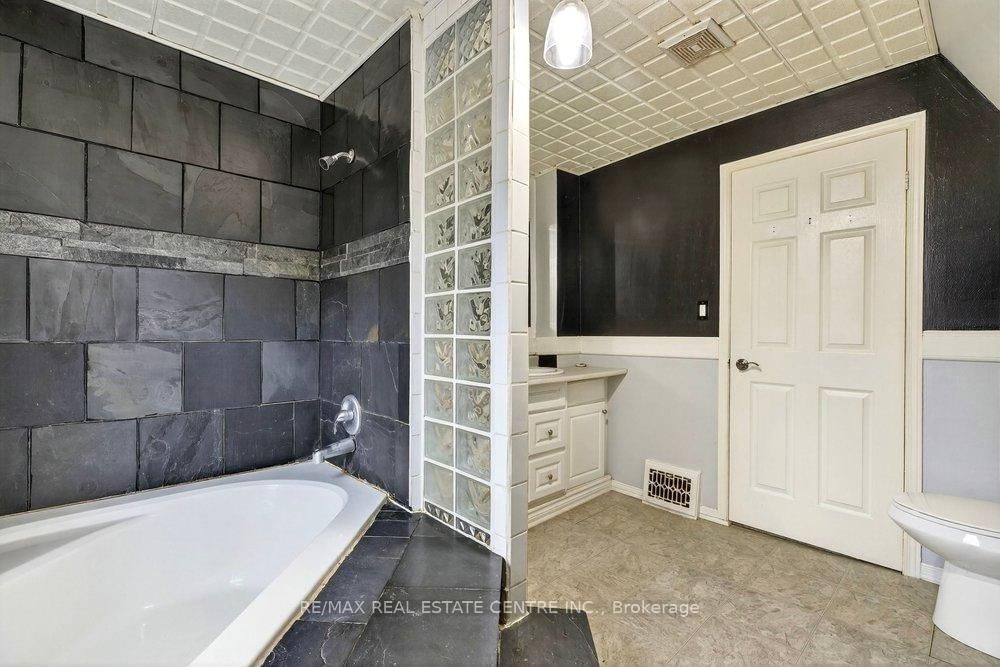 Detached House for sale at 23 Frederick Avenue, Hamilton, Ontario, L8H 4K1 - Crown Point - MLS: X12985402