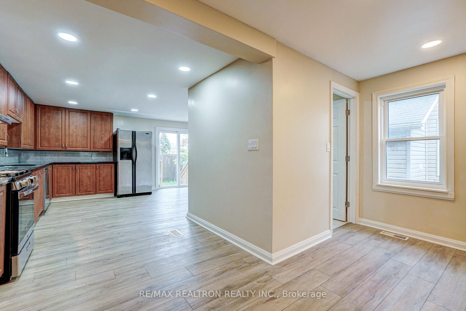 Detached House for sale at 26 State Street, Welland, Ontario, L3B 4K3 - Welland Downtown - MLS: X12985522