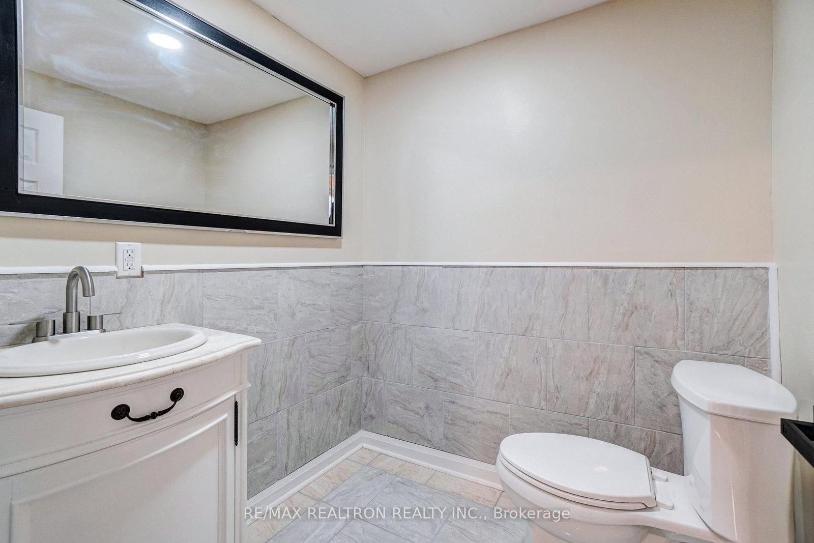 Detached House for sale at 26 State Street, Welland, Ontario, L3B 4K3 - Welland Downtown - MLS: X12985522